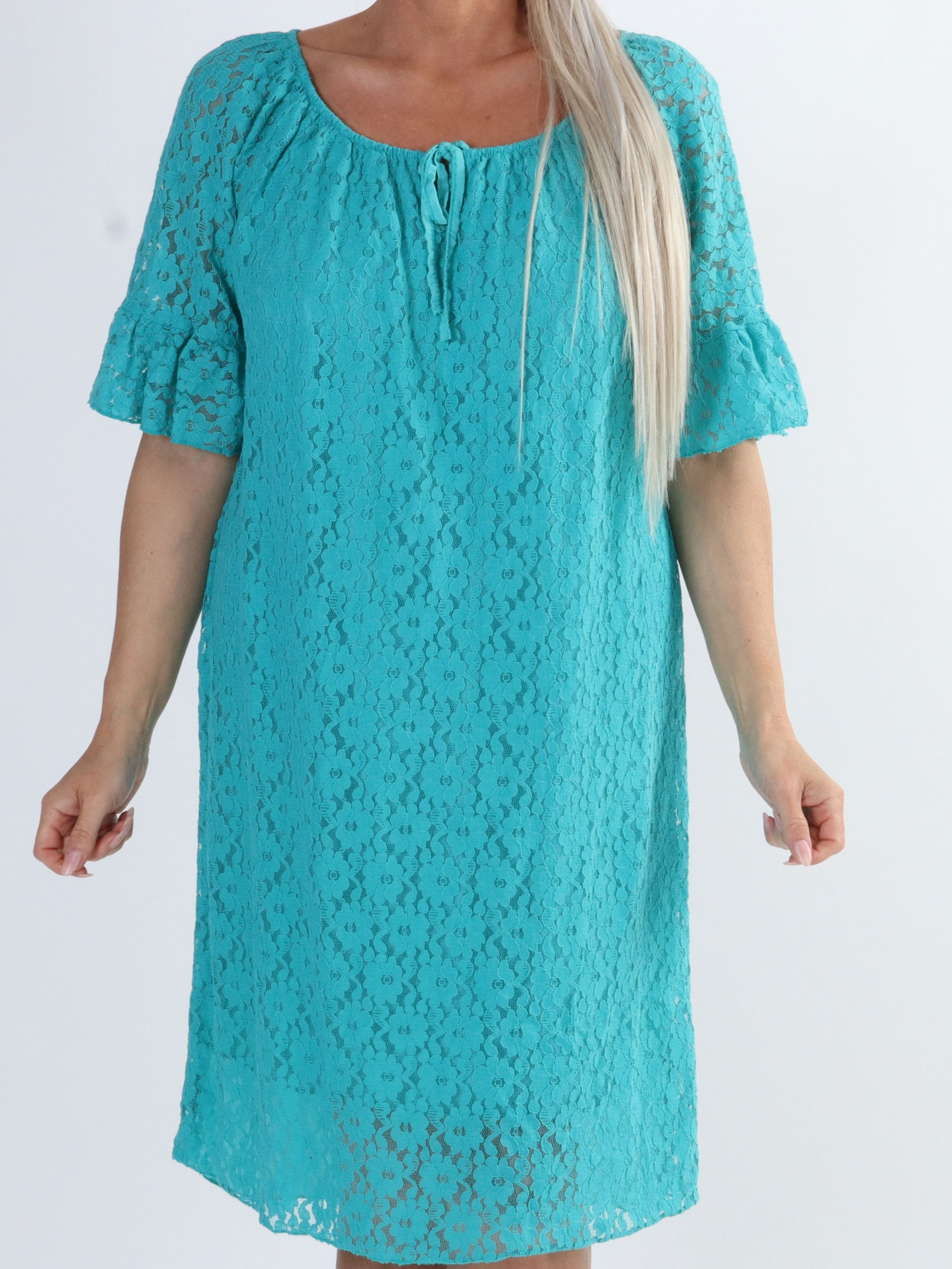 Arisha - Söt spetsklänning i stora storlekar